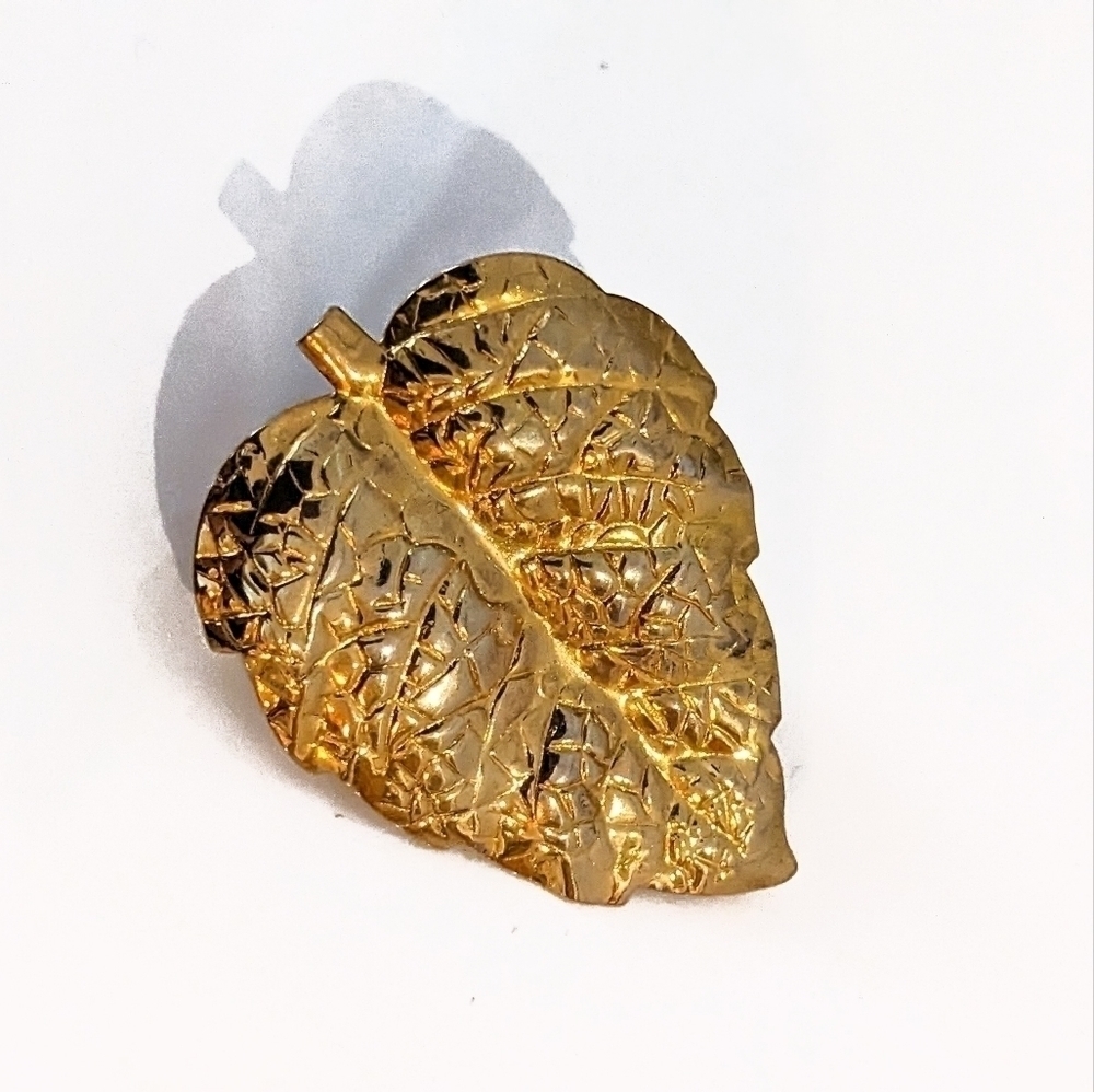 VINTAGE Gold toned Leaf Brooch - unsigned - Picture 7 of 9